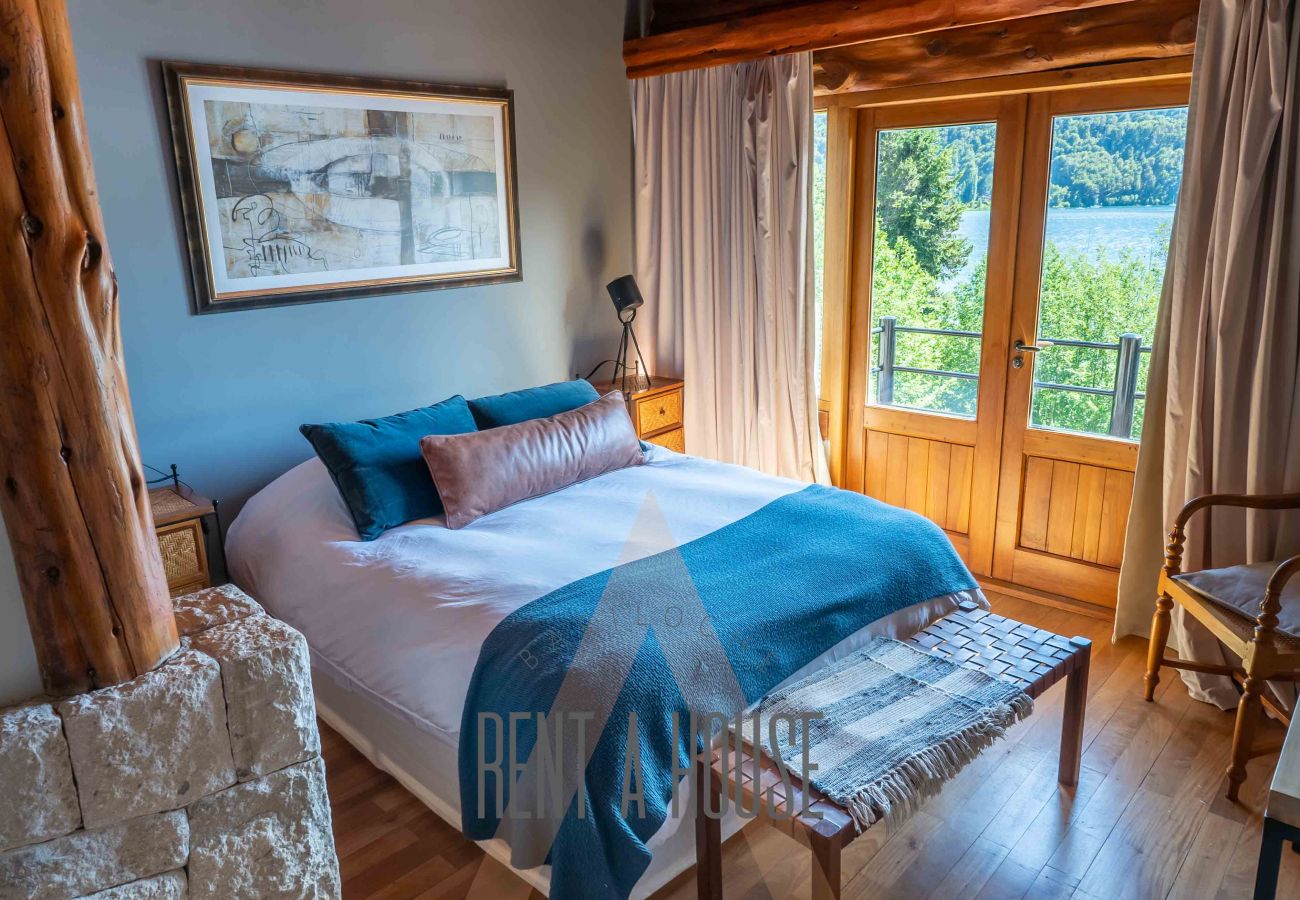 Casa en San Carlos de Bariloche - VENAH02 Espectacular casa con costa y vista al lago desde todos los ambientes.