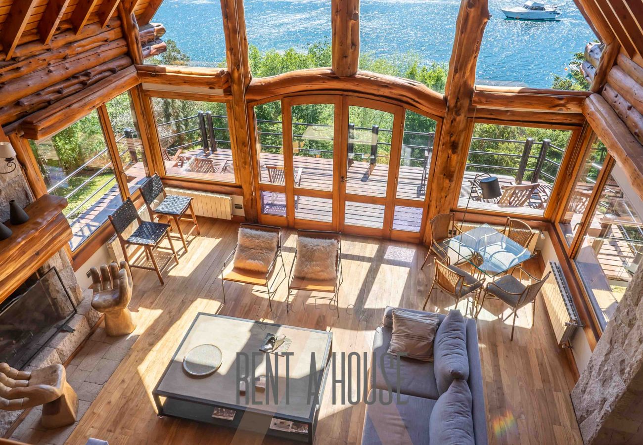 Casa en San Carlos de Bariloche - VENAH02 Espectacular casa con costa y vista al lago desde todos los ambientes.