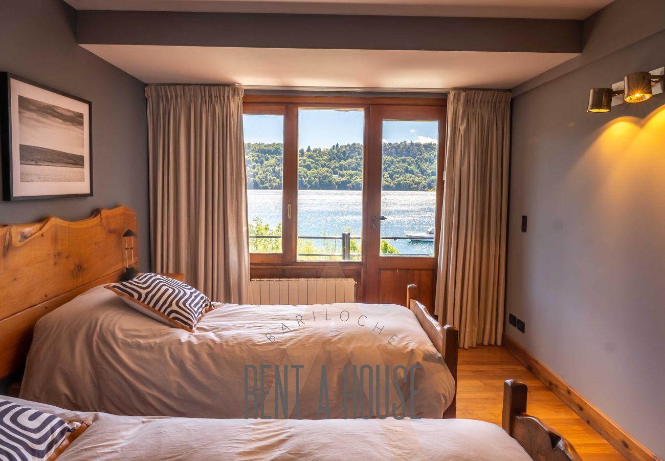 Casa en San Carlos de Bariloche - VENAH02 Espectacular casa con costa y vista al lago desde todos los ambientes.