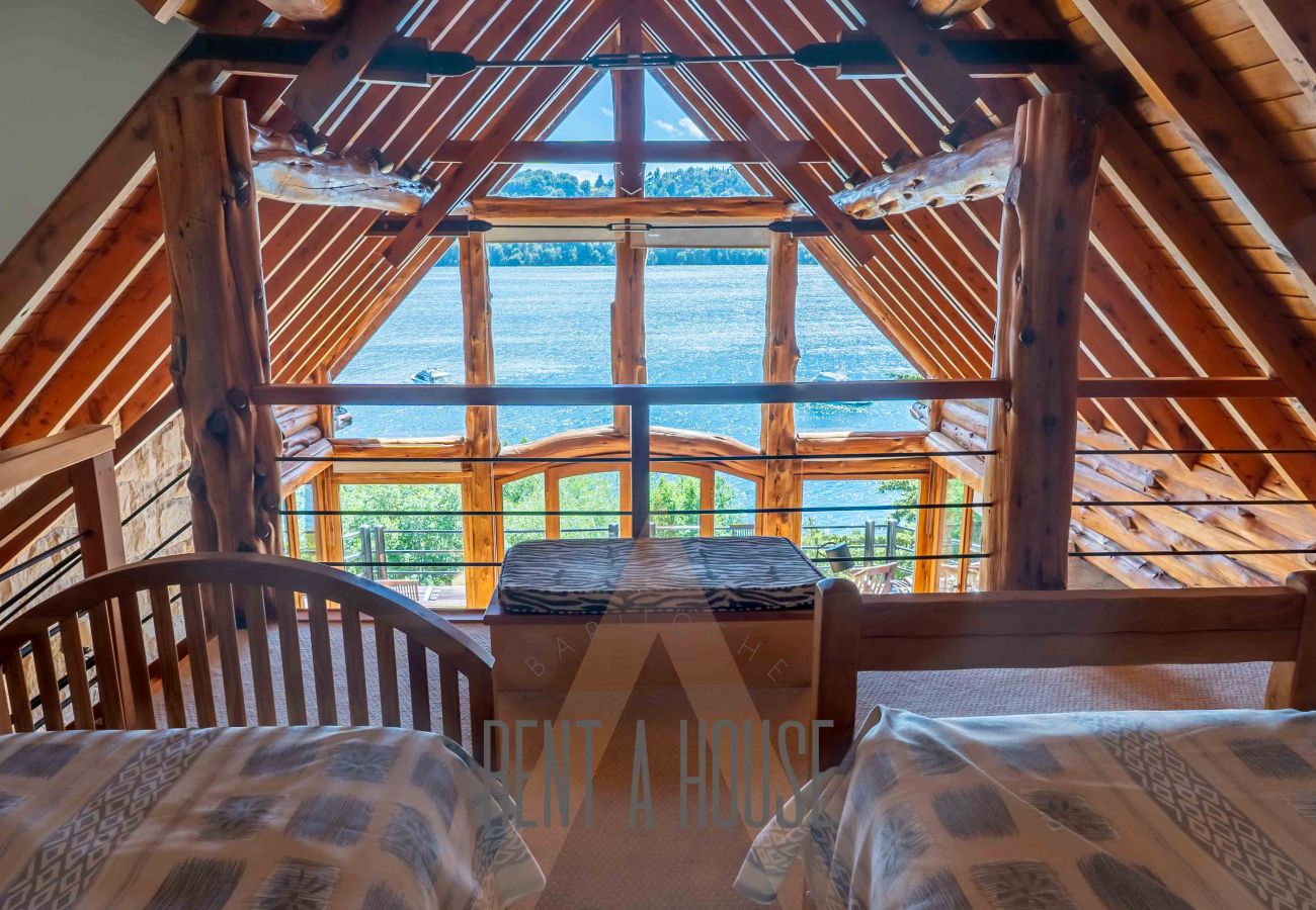 Casa en San Carlos de Bariloche - VENAH02 Espectacular casa con costa y vista al lago desde todos los ambientes.