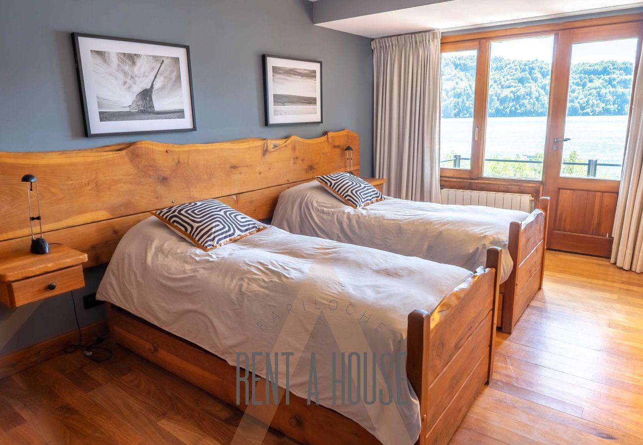 Casa en San Carlos de Bariloche - VENAH02 Espectacular casa con costa y vista al lago desde todos los ambientes.