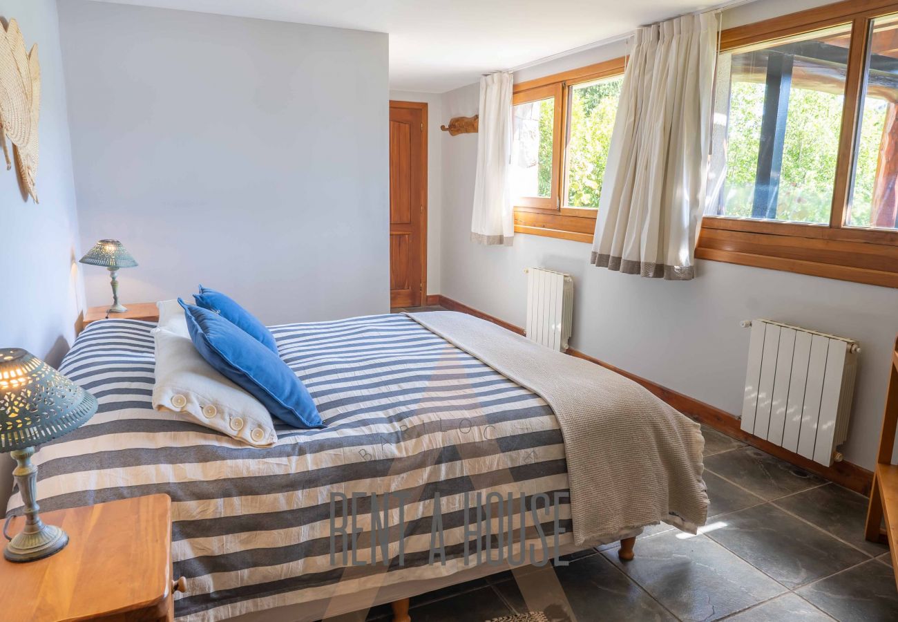 Casa en San Carlos de Bariloche - VENAH02 Espectacular casa con costa y vista al lago desde todos los ambientes.