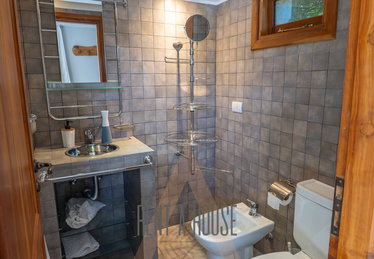 Casa en San Carlos de Bariloche - VENAH02 Espectacular casa con costa y vista al lago desde todos los ambientes.