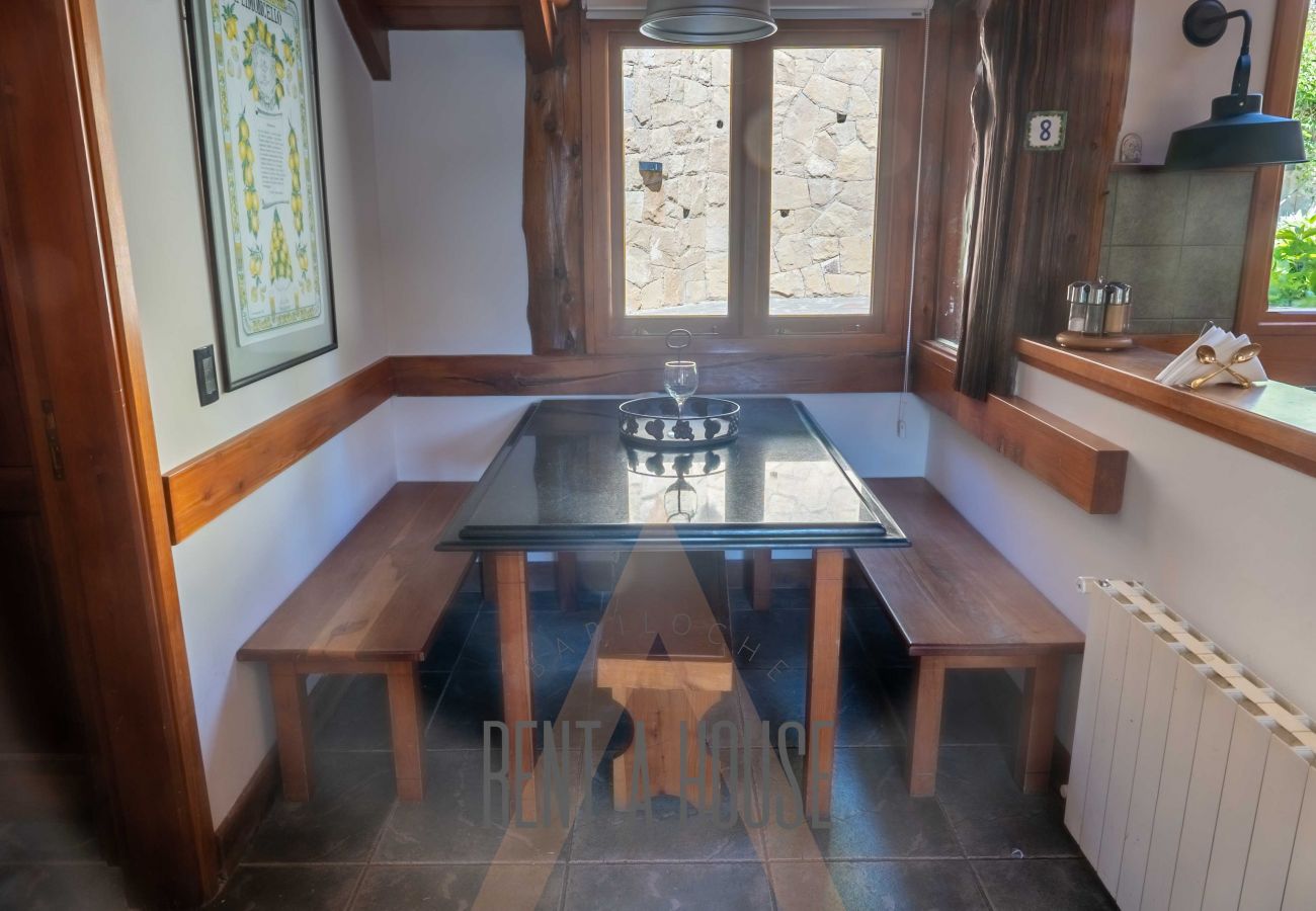 Casa en San Carlos de Bariloche - VENAH02 Espectacular casa con costa y vista al lago desde todos los ambientes.