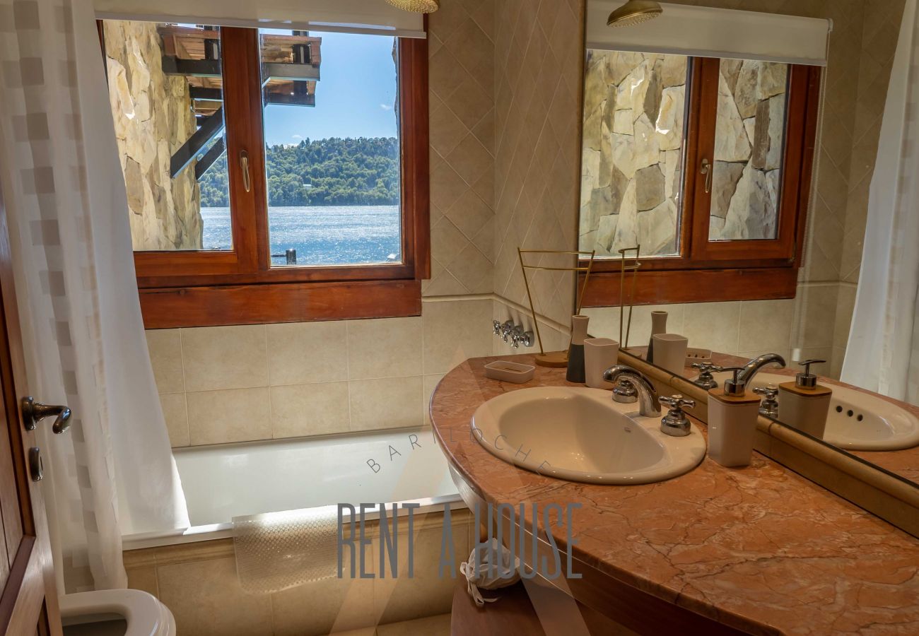 Casa en San Carlos de Bariloche - VENAH02 Espectacular casa con costa y vista al lago desde todos los ambientes.