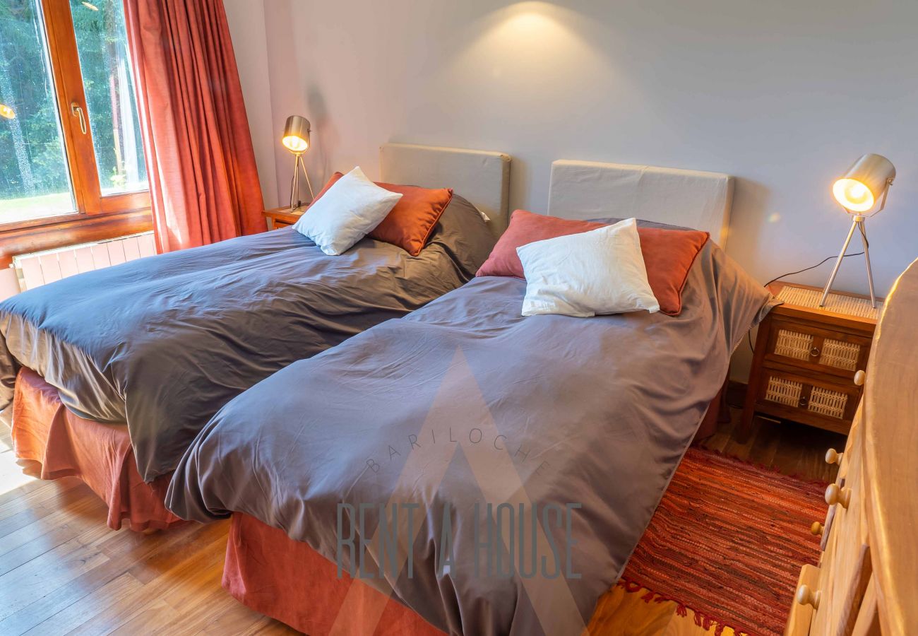 Casa en San Carlos de Bariloche - VENAH02 Espectacular casa con costa y vista al lago desde todos los ambientes.