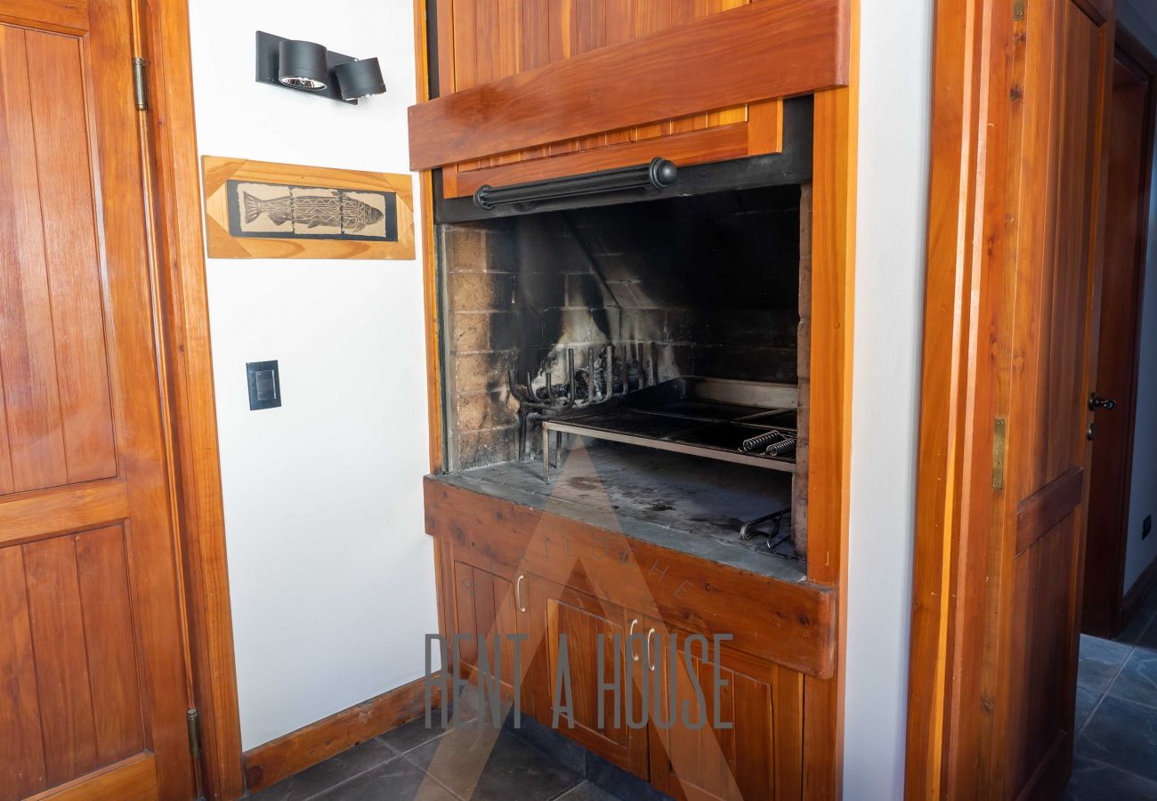 Casa en San Carlos de Bariloche - VENAH02 Espectacular casa con costa y vista al lago desde todos los ambientes.