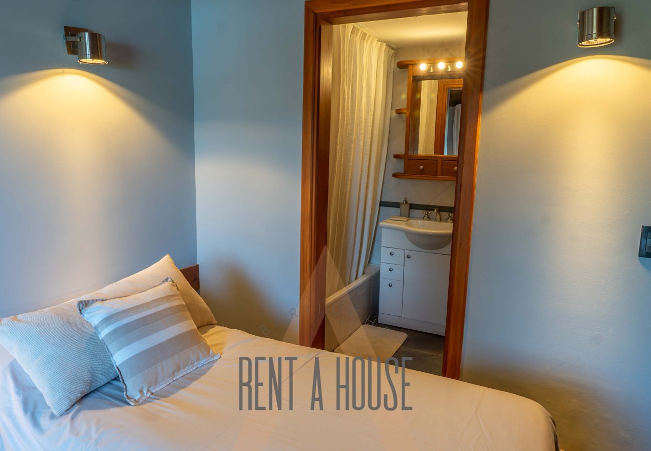 Casa en San Carlos de Bariloche - VENAH02 Espectacular casa con costa y vista al lago desde todos los ambientes.