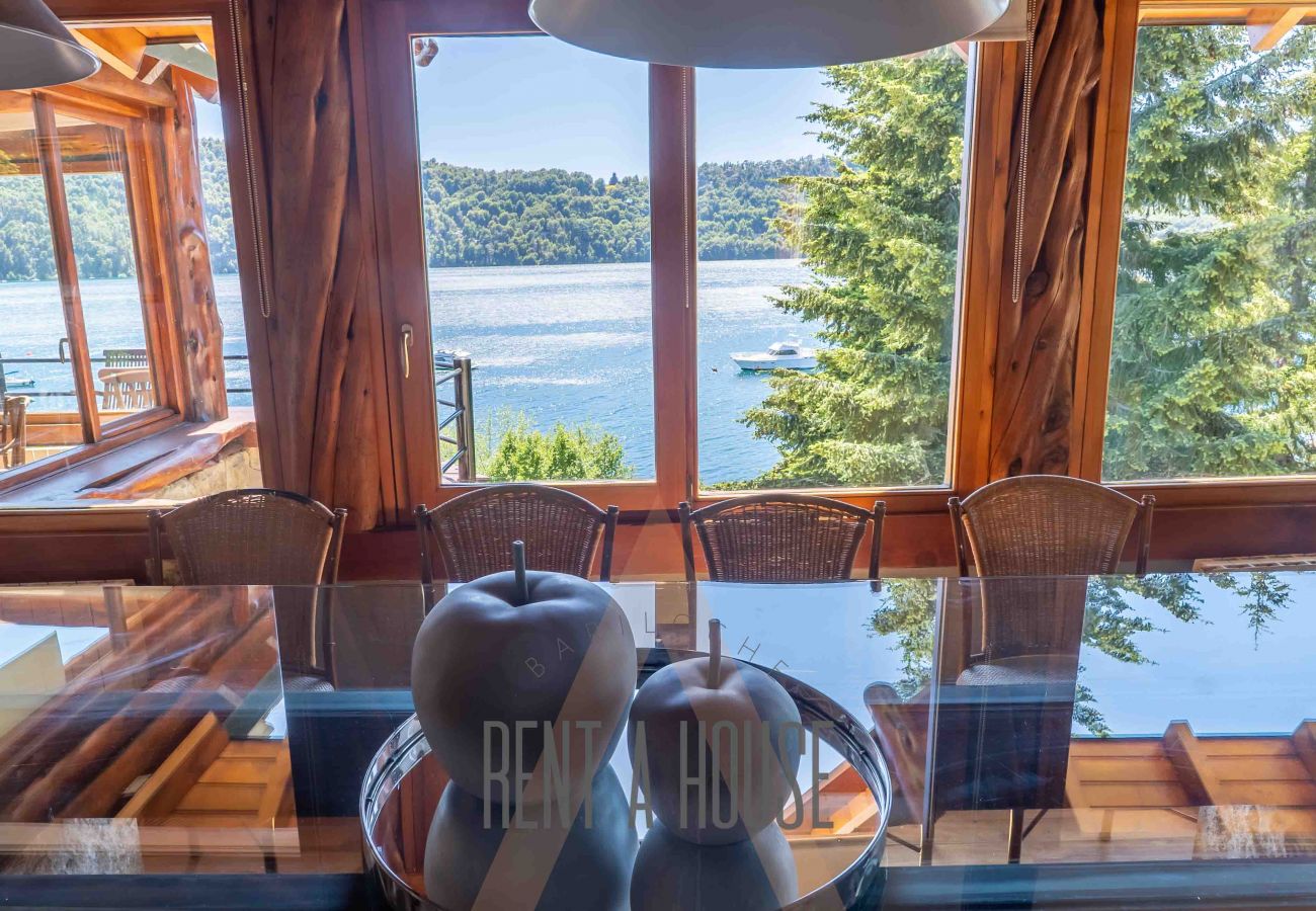 Casa en San Carlos de Bariloche - VENAH02 Espectacular casa con costa y vista al lago desde todos los ambientes.