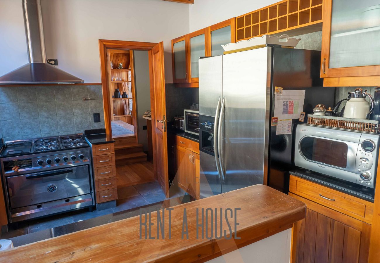 Casa en San Carlos de Bariloche - VENAH02 Espectacular casa con costa y vista al lago desde todos los ambientes.