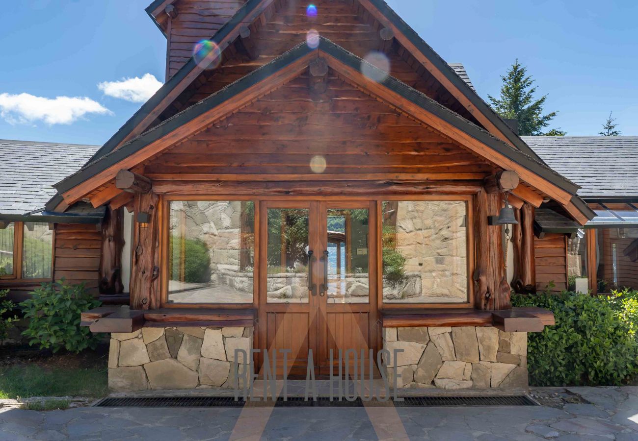 Casa en San Carlos de Bariloche - VENAH02 Espectacular casa con costa y vista al lago desde todos los ambientes.