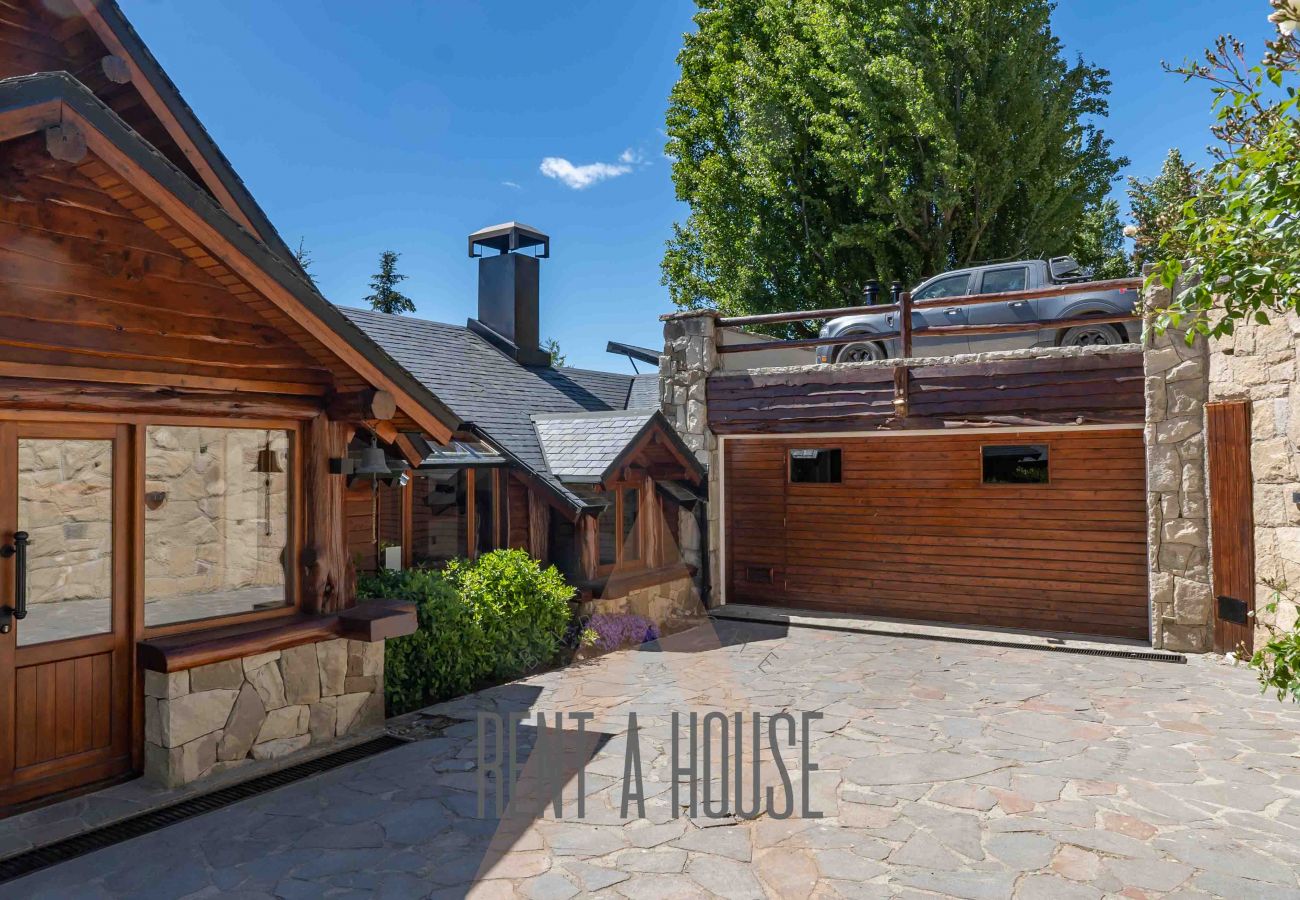 Casa en San Carlos de Bariloche - VENAH02 Espectacular casa con costa y vista al lago desde todos los ambientes.