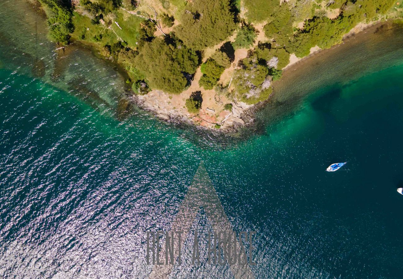 Casa en San Carlos de Bariloche - VENAH02 Espectacular casa con costa y vista al lago desde todos los ambientes.