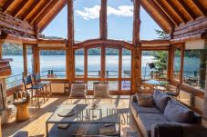 Casa en San Carlos de Bariloche - VENAH02 Espectacular casa con costa y vista al lago desde todos los ambientes.