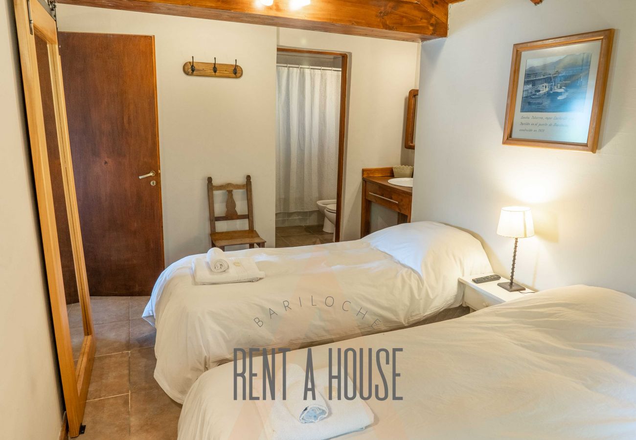 Cabaña en San Carlos de Bariloche - HUAPI20C Cálida cabaña en amplio terreno en la costa del Lago Nahuel Huapi