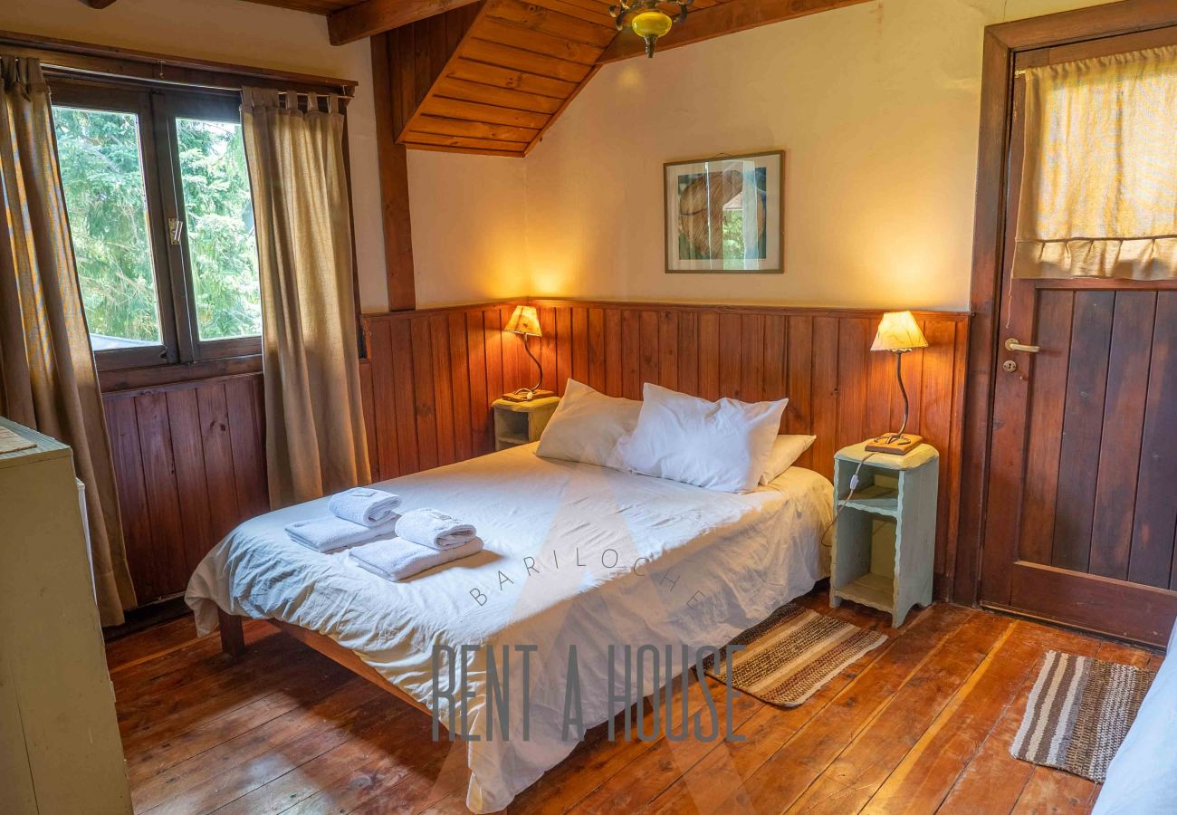 Casa en San Carlos de Bariloche - HUAPI27 Cálida casona en Circuito Chico con gran jardín y acceso a la playa