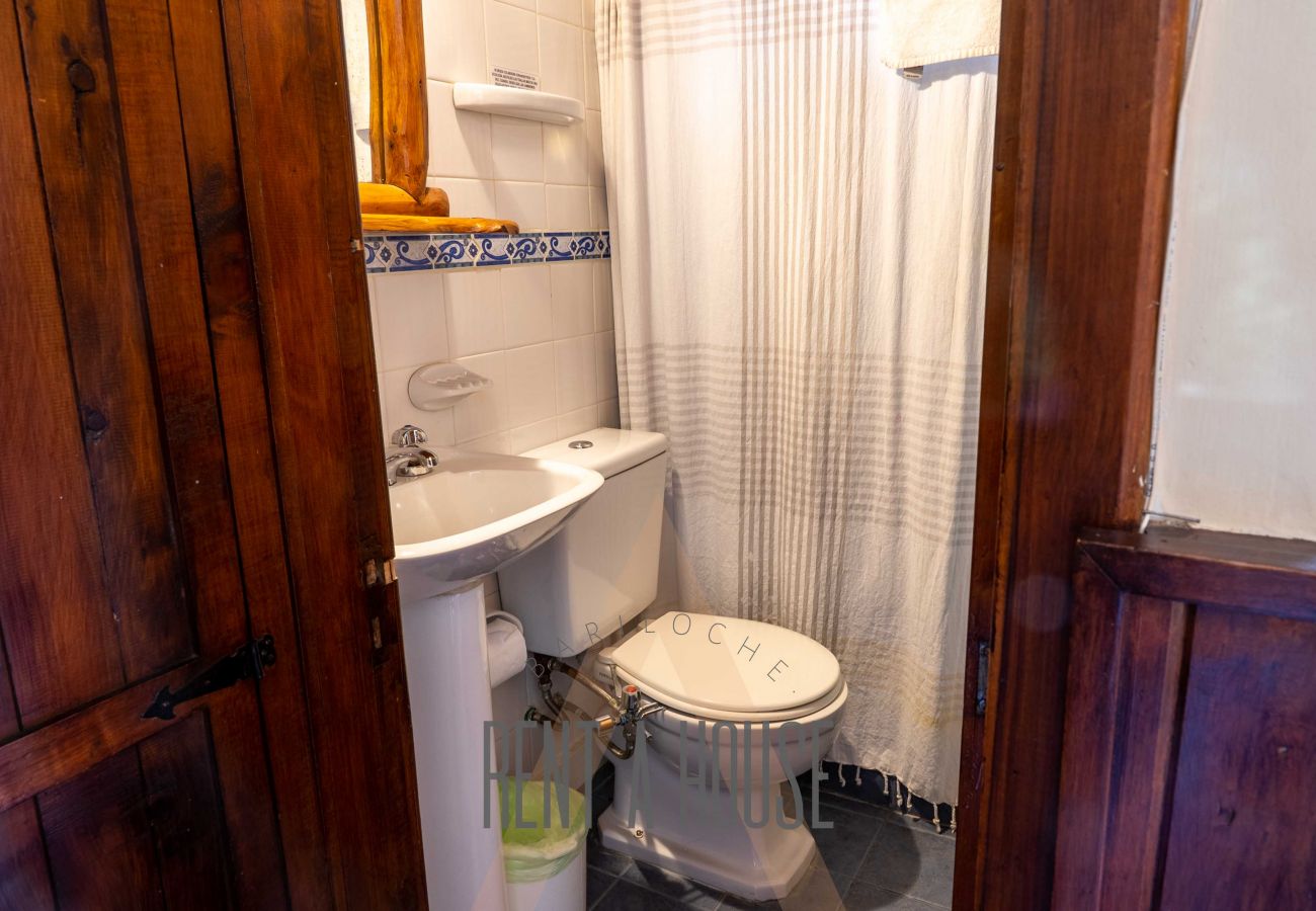 Casa en San Carlos de Bariloche - HUAPI27 Cálida casona en Circuito Chico con gran jardín y acceso a la playa