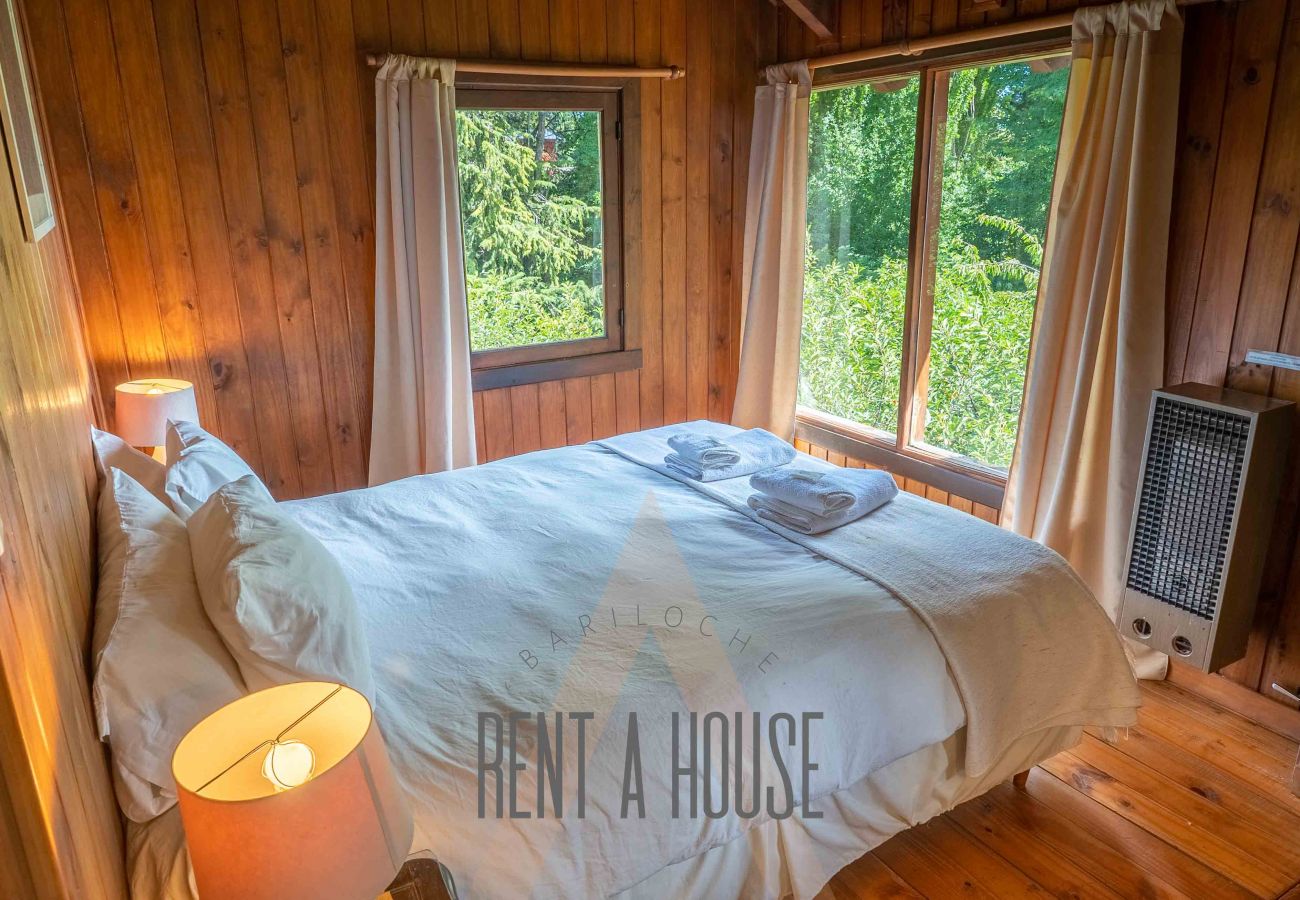 Casa en San Carlos de Bariloche - HUAPI27 Cálida casona en Circuito Chico con gran jardín y acceso a la playa