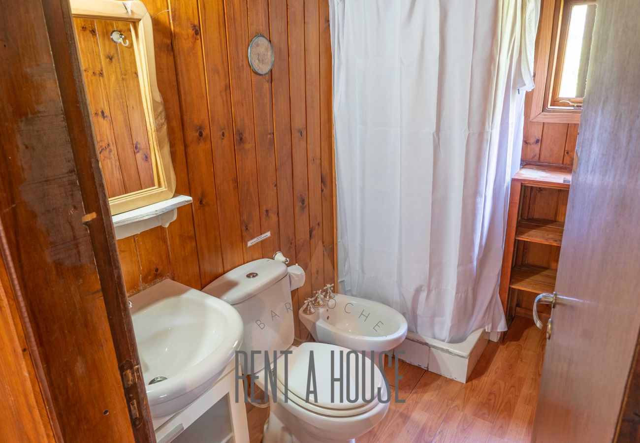 Casa en San Carlos de Bariloche - HUAPI27 Cálida casona en Circuito Chico con gran jardín y acceso a la playa