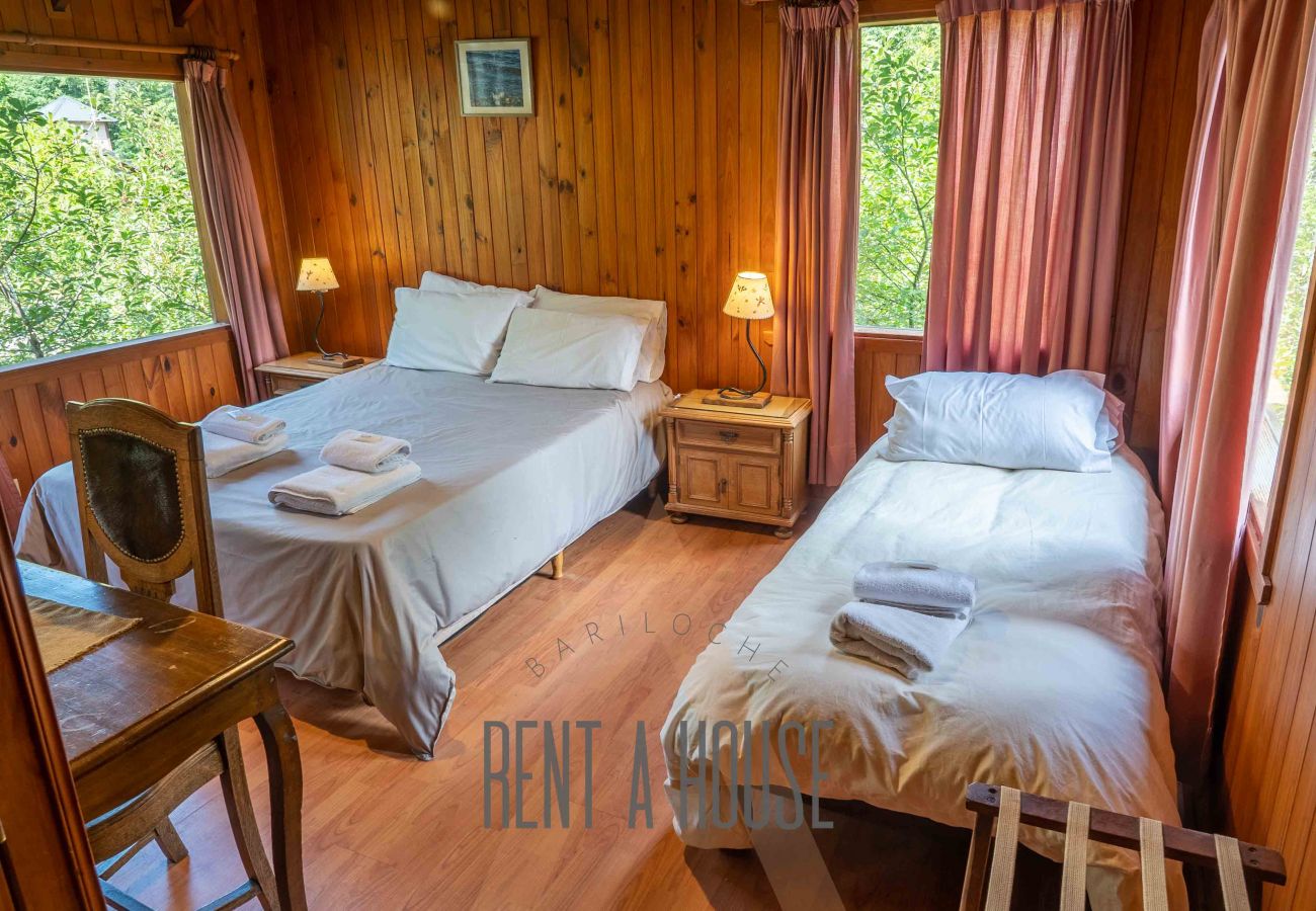 Casa en San Carlos de Bariloche - HUAPI27 Cálida casona en Circuito Chico con gran jardín y acceso a la playa