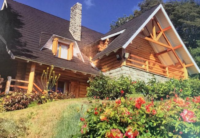 Casa en San Carlos de Bariloche - Tradicional casa en LLao Llao con excelente vista al Nahuel Huapi.