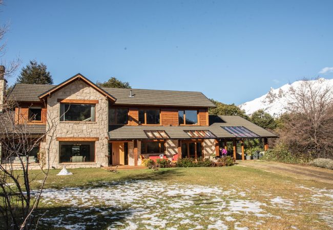 Casa en San Carlos de Bariloche - EXCELENTE Y AMPLIA CASA DE 500 MTS CON AMPLIO JARDÍN Y ARROYO
