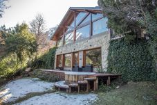 Casa en San Carlos de Bariloche - EXCELENTE Y AMPLIA CASA DE 500 MTS CON AMPLIO JARDÍN Y ARROYO