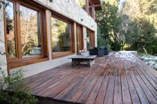 Casa en San Carlos de Bariloche - EXCELENTE Y AMPLIA CASA DE 500 MTS CON AMPLIO JARDÍN Y ARROYO
