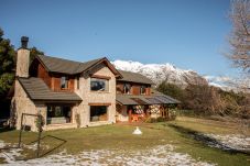 Casa en San Carlos de Bariloche - EXCELENTE Y AMPLIA CASA DE 500 MTS CON AMPLIO JARDÍN Y ARROYO