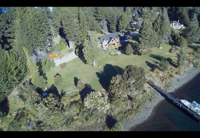 Casa en San Carlos de Bariloche - ESPECTACULAR CASA EN LLAO LLAO - COSTA DE LAGO, CANCHA DE TENIS Y JACUZZI Casa en San Carlos de Bariloche - ESPECTACULAR CASA EN LLAO LLAO - COSTA DE LAGO, CANCHA DE TENIS Y JACUZZI