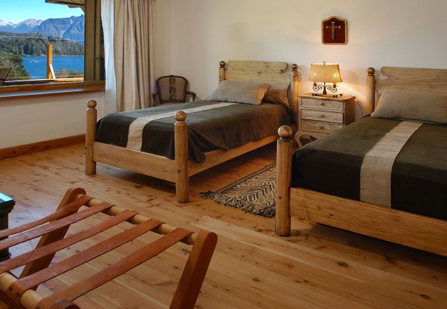 Casa en San Carlos de Bariloche - ESPECTACULAR CASA EN LLAO LLAO - COSTA DE LAGO, CANCHA DE TENIS Y JACUZZI Casa en San Carlos de Bariloche - ESPECTACULAR CASA EN LLAO LLAO - COSTA DE LAGO, CANCHA DE TENIS Y JACUZZI