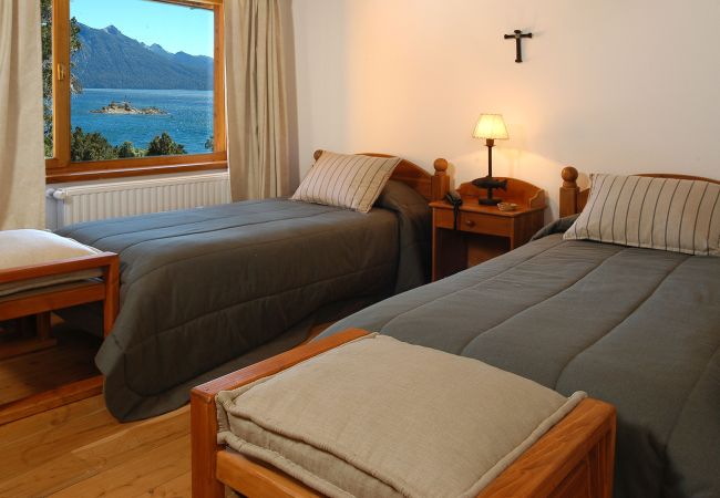 Casa en San Carlos de Bariloche - ESPECTACULAR CASA EN LLAO LLAO - COSTA DE LAGO, CANCHA DE TENIS Y JACUZZI Casa en San Carlos de Bariloche - ESPECTACULAR CASA EN LLAO LLAO - COSTA DE LAGO, CANCHA DE TENIS Y JACUZZI
