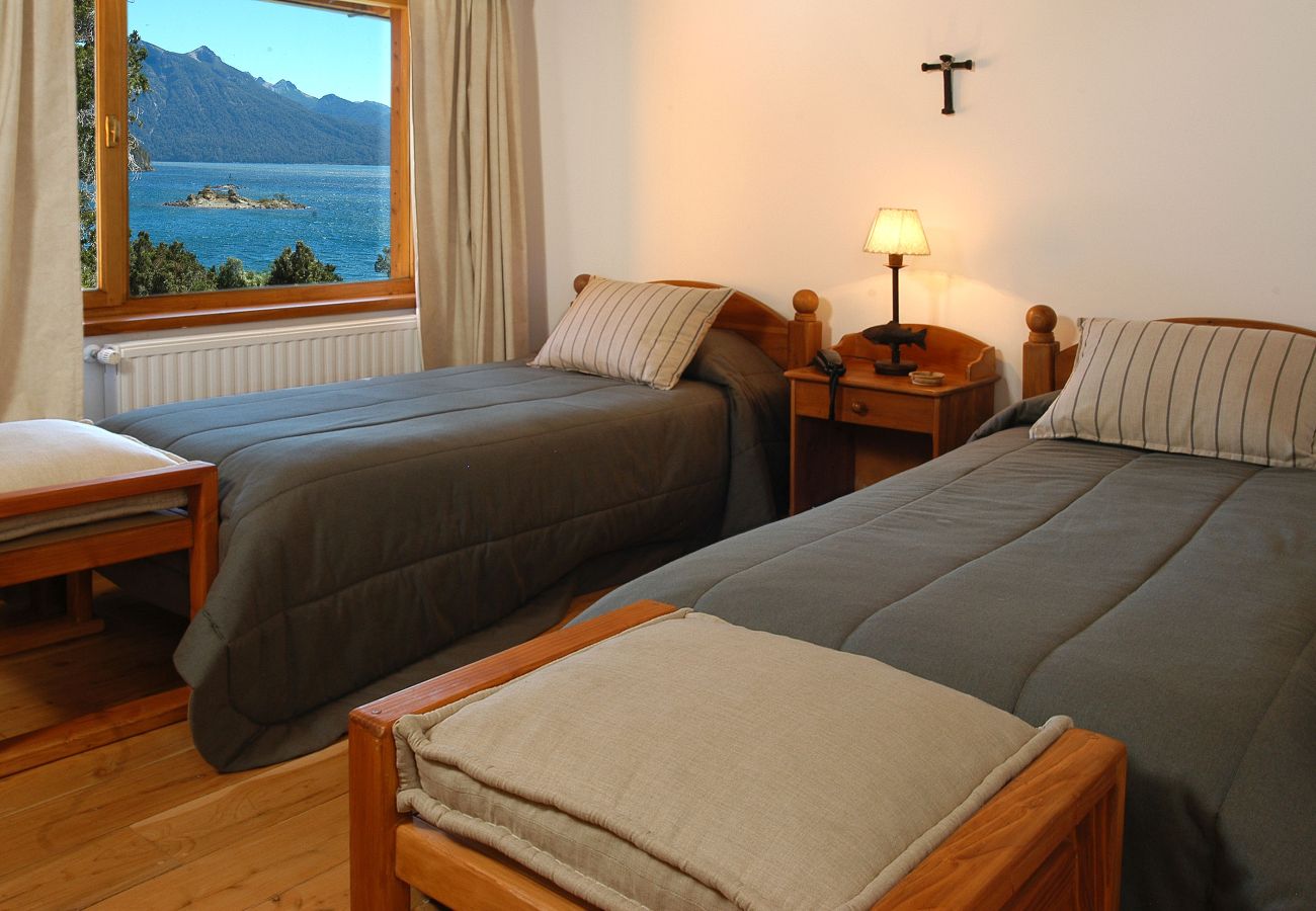Casa en San Carlos de Bariloche - ESPECTACULAR CASA EN LLAO LLAO - COSTA DE LAGO, CANCHA DE TENIS Y JACUZZI Casa en San Carlos de Bariloche - ESPECTACULAR CASA EN LLAO LLAO - COSTA DE LAGO, CANCHA DE TENIS Y JACUZZI
