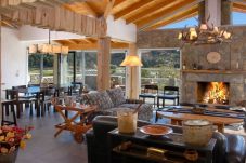 Casa en San Carlos de Bariloche - Espectacular casa con amplia terraza y costa, a orillas del Lago Nahuel Huapi.