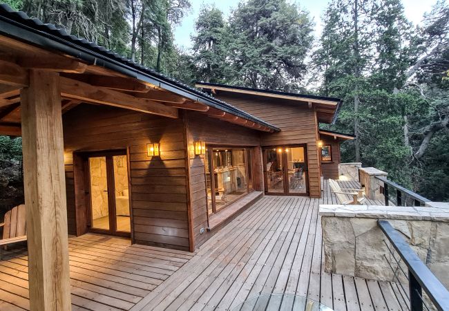 Casa en San Carlos de Bariloche - ARE33 CASA EN ARELAUQUEN CON IMPONENTES VISTAS