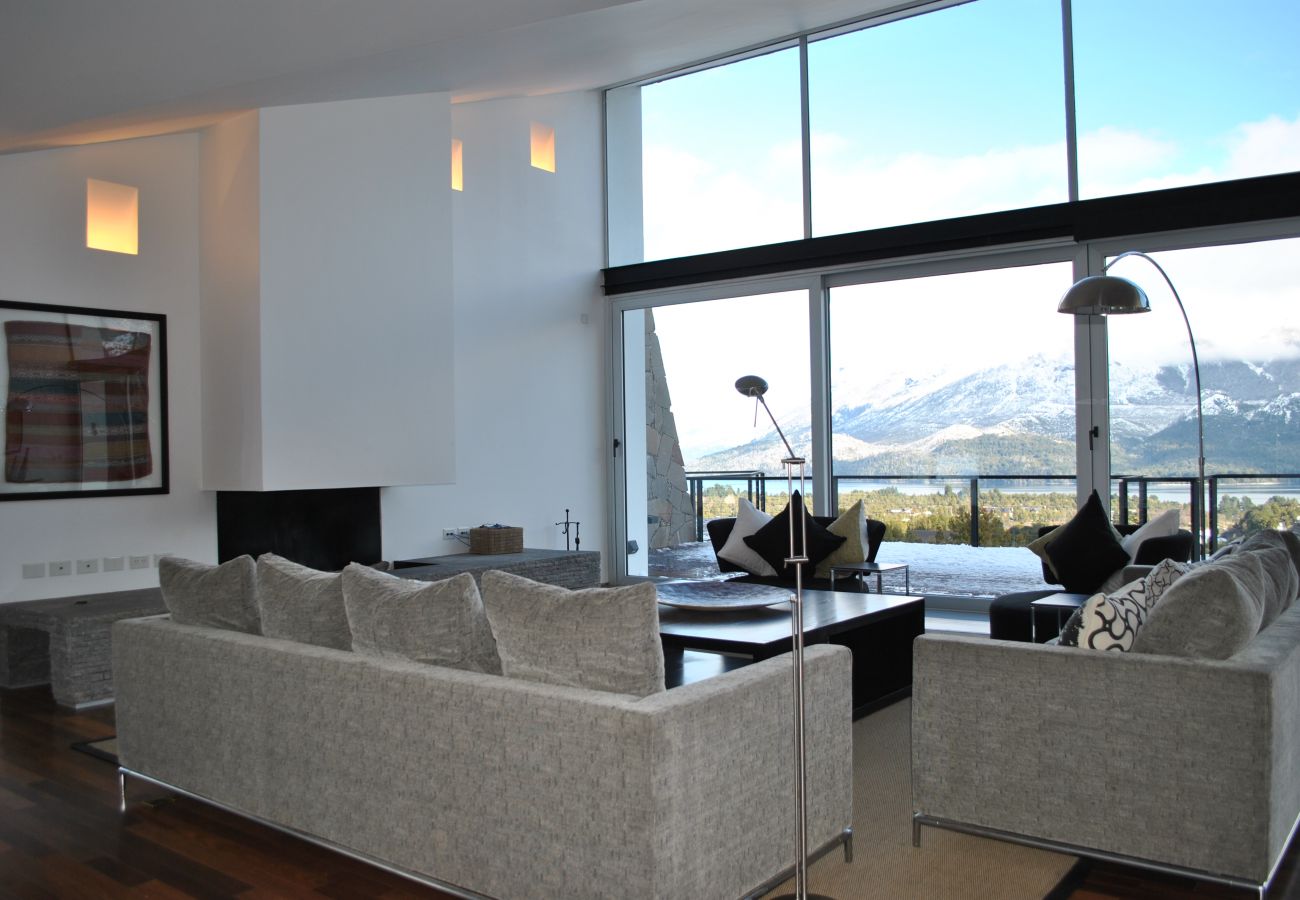 Casa en San Carlos de Bariloche - ARE07 MODERNA CASA UBICADA EN ARELAUQUEN CON VISTA AL LAGO Y A LA MONTAÑA