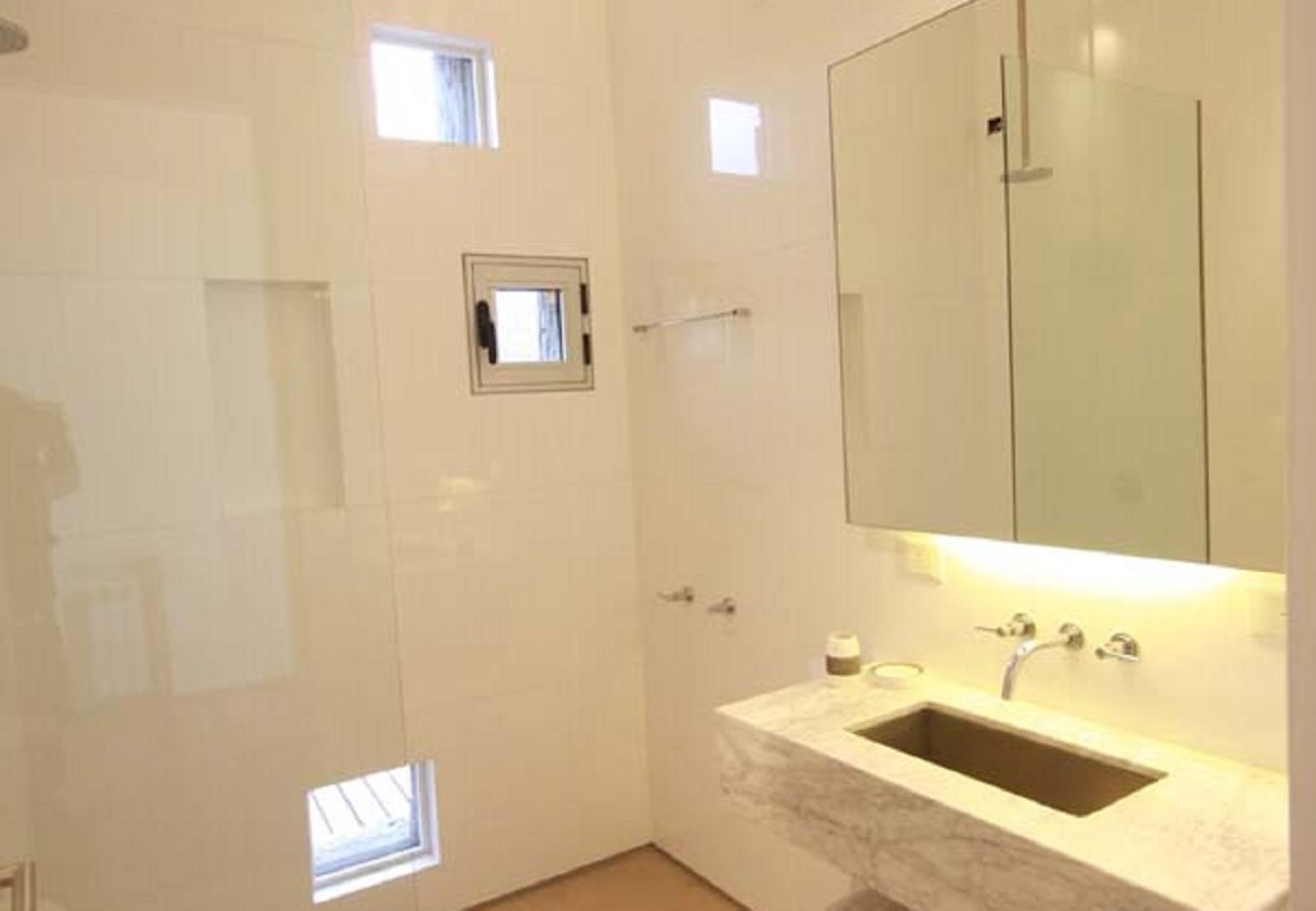 Casa en San Carlos de Bariloche - ARE07 MODERNA CASA UBICADA EN ARELAUQUEN CON VISTA AL LAGO Y A LA MONTAÑA