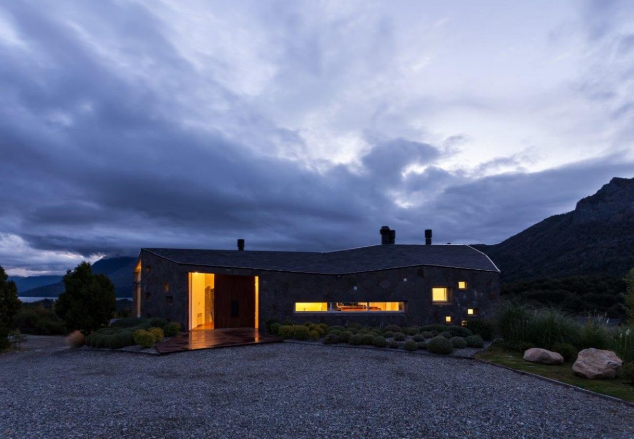 Casa en San Carlos de Bariloche - ARE07 MODERNA CASA UBICADA EN ARELAUQUEN CON VISTA AL LAGO Y A LA MONTAÑA