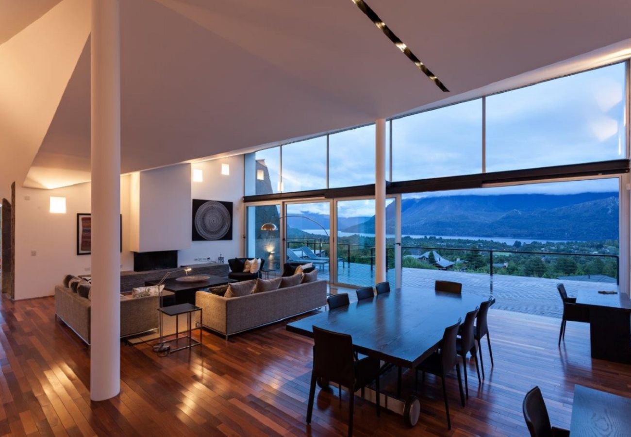 Casa en San Carlos de Bariloche - ARE07 MODERNA CASA UBICADA EN ARELAUQUEN CON VISTA AL LAGO Y A LA MONTAÑA