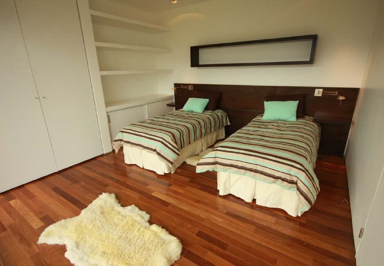 Casa en San Carlos de Bariloche - ARE07 MODERNA CASA UBICADA EN ARELAUQUEN CON VISTA AL LAGO Y A LA MONTAÑA