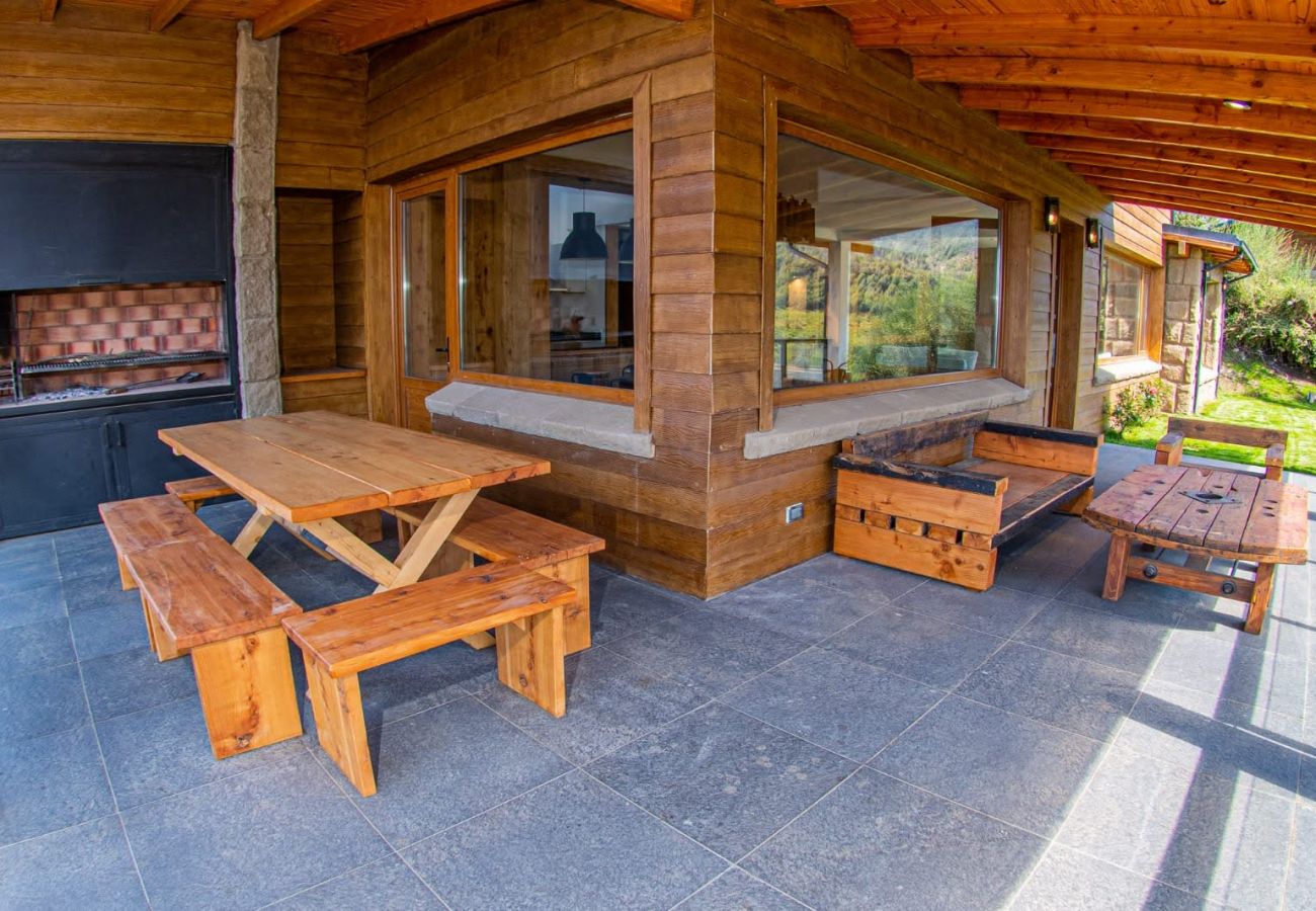 Casa en San Carlos de Bariloche - ARE28 Lindisima casa luminosa en Arelauquen, con vista a las montañas y a las canchas de polo