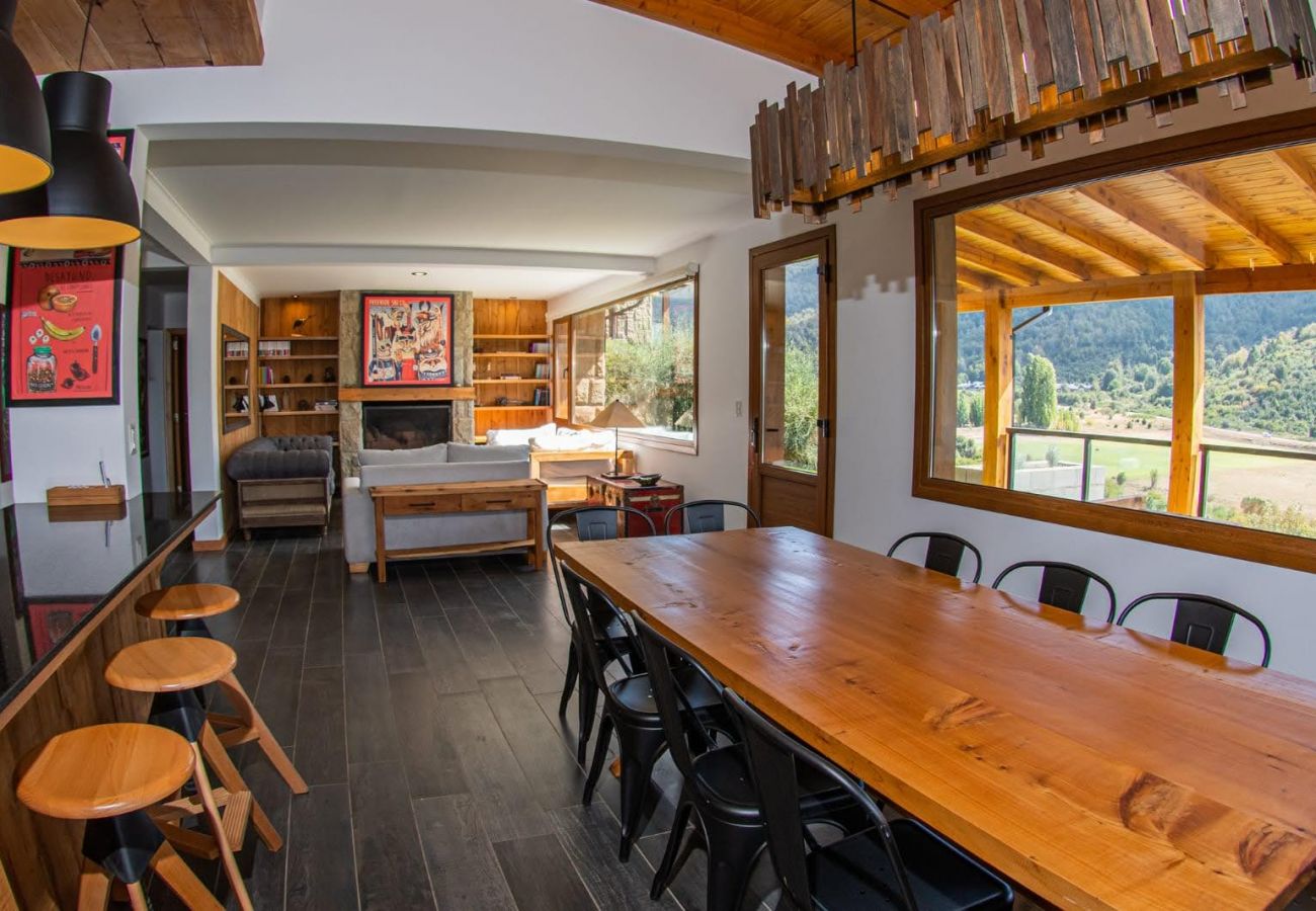 Casa en San Carlos de Bariloche - ARE28 Lindisima casa luminosa en Arelauquen, con vista a las montañas y a las canchas de polo