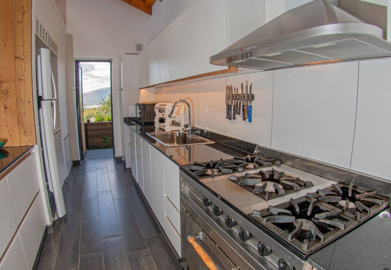 Casa en San Carlos de Bariloche - ARE28 Lindisima casa luminosa en Arelauquen, con vista a las montañas y a las canchas de polo