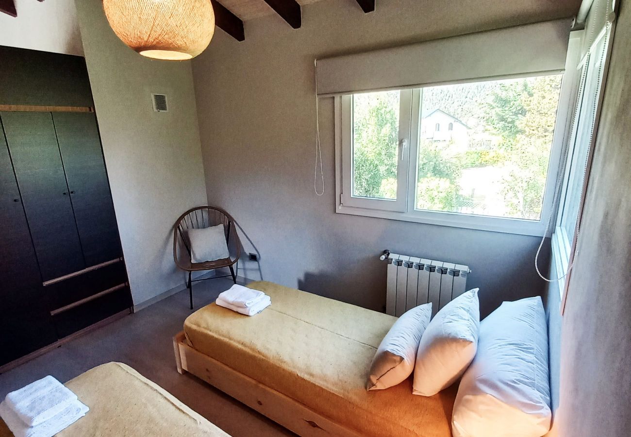 Cabaña en San Carlos de Bariloche - Cálido complejo de 3 dúplex ubicados a 20 mts de la playa del Lago Moreno.