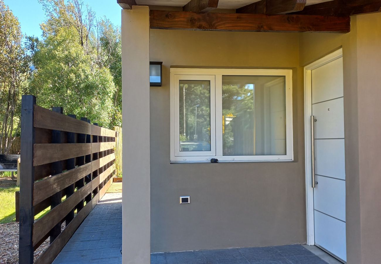 Cabaña en San Carlos de Bariloche - Cálido complejo de 3 dúplex ubicados a 20 mts de la playa del Lago Moreno.