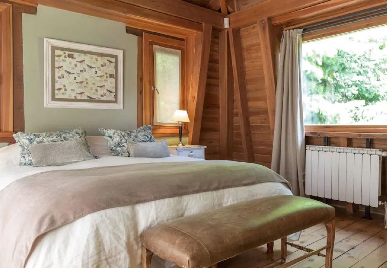 Casa en San Carlos de Bariloche - HUAPI01C IMPONENTE CASA CON COSTA, RODEADA DE BOSQUE A ORILLAS DEL LAGO NAHUEL HUAPI.