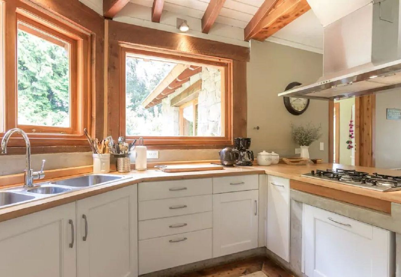 Casa en San Carlos de Bariloche - HUAPI01C IMPONENTE CASA CON COSTA, RODEADA DE BOSQUE A ORILLAS DEL LAGO NAHUEL HUAPI.