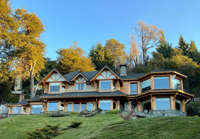 Casa en San Carlos de Bariloche - HUAPI07C Exclusiva casa con playa de arena sobre el Lago Nahuel Huapi