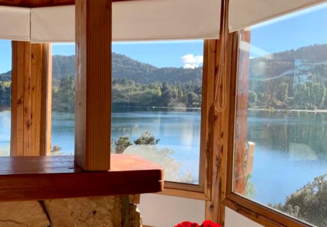 Casa en San Carlos de Bariloche - HUAPI07C Exclusiva casa con playa de arena sobre el Lago Nahuel Huapi