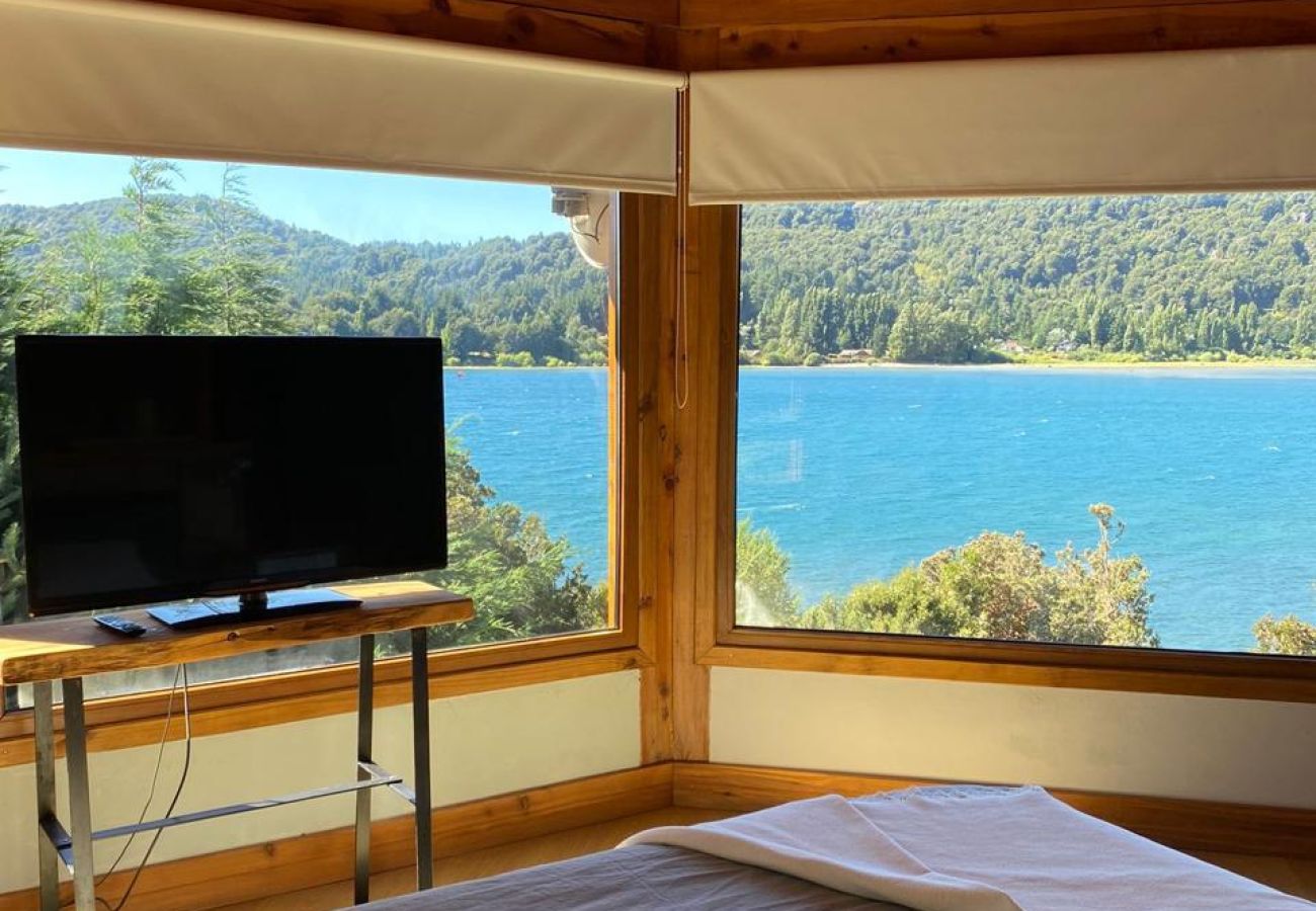 Casa en San Carlos de Bariloche - HUAPI07C Exclusiva casa con playa de arena sobre el Lago Nahuel Huapi